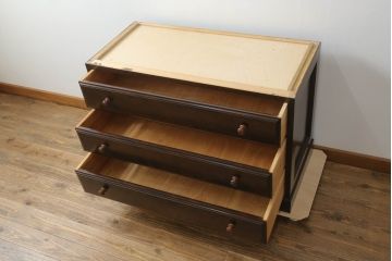中古　美品　松本民芸家具　天板リメイク　シックな佇まいが魅力的!! 和と洋どちらの空間にも取り入れやすいローチェスト(ローボード、テレビ台、テレビボード、サイドチェスト、引き出し)(R-075556)