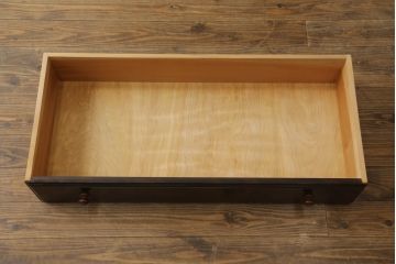 中古　美品　松本民芸家具　天板リメイク　シックな佇まいが魅力的!! 和と洋どちらの空間にも取り入れやすいローチェスト(ローボード、テレビ台、テレビボード、サイドチェスト、引き出し)(R-075556)
