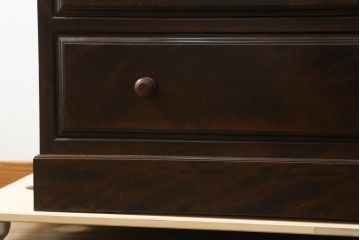 中古　美品　松本民芸家具　天板リメイク　シックな佇まいが魅力的!! 和と洋どちらの空間にも取り入れやすいローチェスト(ローボード、テレビ台、テレビボード、サイドチェスト、引き出し)(R-075556)