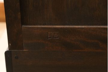 中古　美品　松本民芸家具　天板リメイク　シックな佇まいが魅力的!! 和と洋どちらの空間にも取り入れやすいローチェスト(ローボード、テレビ台、テレビボード、サイドチェスト、引き出し)(R-075556)