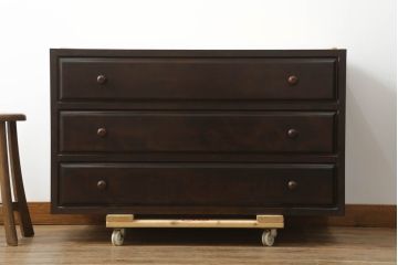 中古　美品　松本民芸家具　天板リメイク　脚(台輪)付きリメイク　シックな佇まいが魅力的!! 和と洋どちらの空間にも取り入れやすいローチェスト(ローボード、テレビ台、テレビボード、サイドチェスト、引き出し)(R-075557)