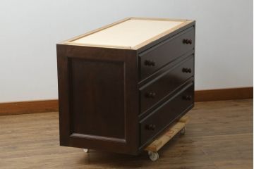 中古　美品　松本民芸家具　天板リメイク　脚(台輪)付きリメイク　シックな佇まいが魅力的!! 和と洋どちらの空間にも取り入れやすいローチェスト(ローボード、テレビ台、テレビボード、サイドチェスト、引き出し)(R-075557)