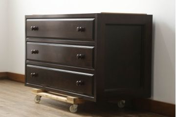 中古　美品　松本民芸家具　天板リメイク　脚(台輪)付きリメイク　シックな佇まいが魅力的!! 和と洋どちらの空間にも取り入れやすいローチェスト(ローボード、テレビ台、テレビボード、サイドチェスト、引き出し)(R-075557)