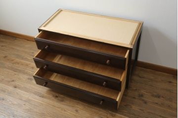 中古　美品　松本民芸家具　天板リメイク　脚(台輪)付きリメイク　シックな佇まいが魅力的!! 和と洋どちらの空間にも取り入れやすいローチェスト(ローボード、テレビ台、テレビボード、サイドチェスト、引き出し)(R-075557)