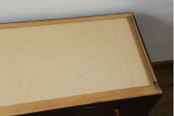 中古　美品　松本民芸家具　天板リメイク　脚(台輪)付きリメイク　シックな佇まいが魅力的!! 和と洋どちらの空間にも取り入れやすいローチェスト(ローボード、テレビ台、テレビボード、サイドチェスト、引き出し)(R-075557)