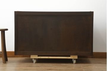 中古　美品　松本民芸家具　天板リメイク　脚(台輪)付きリメイク　シックな佇まいが魅力的!! 和と洋どちらの空間にも取り入れやすいローチェスト(ローボード、テレビ台、テレビボード、サイドチェスト、引き出し)(R-075557)
