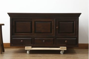 中古　美品　松本民芸家具　脚(台輪)付きリメイク　シックな佇まいが魅力的!! 和と洋どちらの空間にも取り入れやすいローボード(収納棚、戸棚、サイドボード、テレビ台、テレビボード)(R-075558)