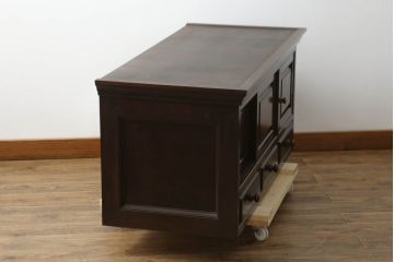 中古　美品　松本民芸家具　脚(台輪)付きリメイク　シックな佇まいが魅力的!! 和と洋どちらの空間にも取り入れやすいローボード(収納棚、戸棚、サイドボード、テレビ台、テレビボード)(R-075558)