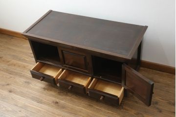 中古　美品　松本民芸家具　脚(台輪)付きリメイク　シックな佇まいが魅力的!! 和と洋どちらの空間にも取り入れやすいローボード(収納棚、戸棚、サイドボード、テレビ台、テレビボード)(R-075558)