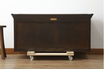 中古　美品　松本民芸家具　脚(台輪)付きリメイク　シックな佇まいが魅力的!! 和と洋どちらの空間にも取り入れやすいローボード(収納棚、戸棚、サイドボード、テレビ台、テレビボード)(R-075558)