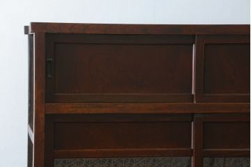 和製アンティーク　前面欅(ケヤキ)材　組子入り　和モダンなお部屋づくりに取り入れたい関東水屋箪笥(食器棚、戸棚、収納棚、キャビネット)(R-075572)