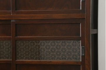 和製アンティーク　前面欅(ケヤキ)材　組子入り　和モダンなお部屋づくりに取り入れたい関東水屋箪笥(食器棚、戸棚、収納棚、キャビネット)(R-075572)