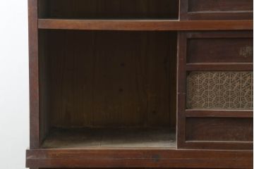 和製アンティーク　前面欅(ケヤキ)材　組子入り　和モダンなお部屋づくりに取り入れたい関東水屋箪笥(食器棚、戸棚、収納棚、サイドボード、サイドキャビネット、キャビネット)(R-075573)