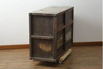 和製アンティーク　前面欅(ケヤキ)材　組子入り　和モダンなお部屋づくりに取り入れたい関東水屋箪笥(食器棚、戸棚、収納棚、サイドボード、サイドキャビネット、キャビネット)(R-075573)
