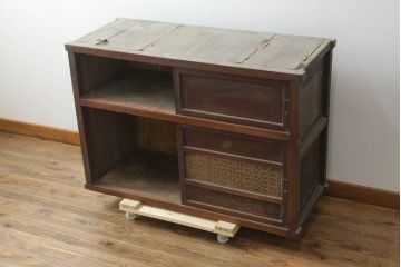 和製アンティーク　前面欅(ケヤキ)材　組子入り　和モダンなお部屋づくりに取り入れたい関東水屋箪笥(食器棚、戸棚、収納棚、サイドボード、サイドキャビネット、キャビネット)(R-075573)