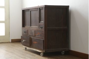和製アンティーク　前面欅(ケヤキ)材　和モダンなお部屋づくりに取り入れたい関東水屋箪笥(食器棚、戸棚、収納棚、サイドボード、サイドキャビネット、キャビネット)(R-075574)