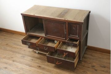 和製アンティーク　前面欅(ケヤキ)材　和モダンなお部屋づくりに取り入れたい関東水屋箪笥(食器棚、戸棚、収納棚、サイドボード、サイドキャビネット、キャビネット)(R-075574)