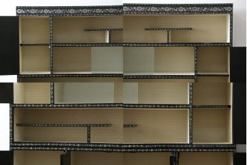 韓国ビンテージ　韓国民芸家具　螺鈿(ラデン)細工　煌びやかで凝った意匠が目を引くキャビネット(飾り棚、収納棚、戸棚、蝶、孔雀、ヴィンテージ)(定価推定約250万円)(R-075575)