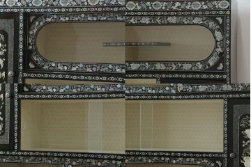 韓国ビンテージ　韓国民芸家具　螺鈿(ラデン)細工　煌びやかで凝った意匠が目を引くキャビネット(飾り棚、収納棚、戸棚、蝶、孔雀、ヴィンテージ)(定価推定約250万円)(R-075575)