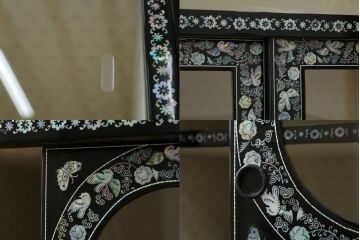 韓国ビンテージ　韓国民芸家具　螺鈿(ラデン)細工　煌びやかで凝った意匠が目を引くキャビネット(飾り棚、収納棚、戸棚、蝶、孔雀、ヴィンテージ)(定価推定約250万円)(R-075575)