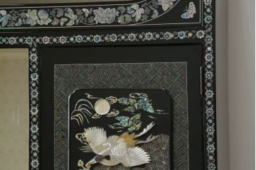 韓国ビンテージ　韓国民芸家具　螺鈿(ラデン)細工　煌びやかで凝った意匠が目を引くキャビネット(飾り棚、収納棚、戸棚、蝶、孔雀、ヴィンテージ)(定価推定約250万円)(R-075575)