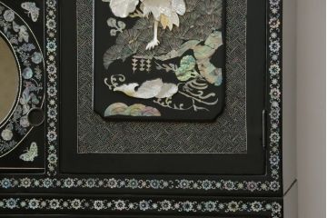 韓国ビンテージ　韓国民芸家具　螺鈿(ラデン)細工　煌びやかで凝った意匠が目を引くキャビネット(飾り棚、収納棚、戸棚、蝶、孔雀、ヴィンテージ)(定価推定約250万円)(R-075575)