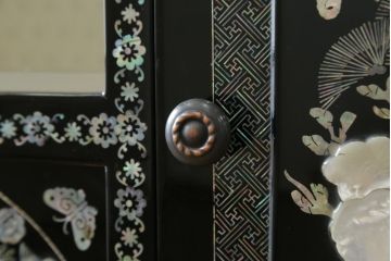 韓国ビンテージ　韓国民芸家具　螺鈿(ラデン)細工　煌びやかで凝った意匠が目を引くキャビネット(飾り棚、収納棚、戸棚、蝶、孔雀、ヴィンテージ)(定価推定約250万円)(R-075575)