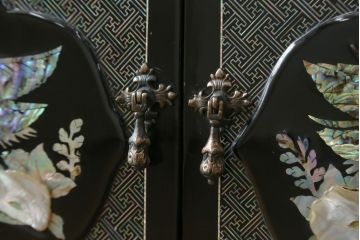 韓国ビンテージ　韓国民芸家具　螺鈿(ラデン)細工　煌びやかで凝った意匠が目を引くキャビネット(飾り棚、収納棚、戸棚、蝶、孔雀、ヴィンテージ)(定価推定約250万円)(R-075575)