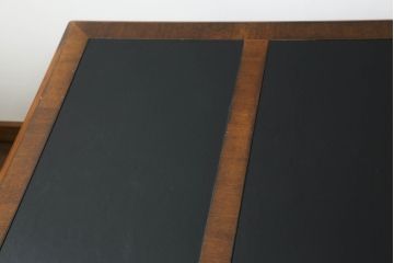 中古　美品　激レアモデル　DREXEL HERITAGE(ドレクセルヘリテイジ)　Covington Park Collection(コヴィントンパークコレクション)　マホガニー材　高級感溢れる佇まいが目を惹くレザートップデスク(テーブル、ワークデスク、平机、机、在宅用、在宅ワーク用)(R-075576)