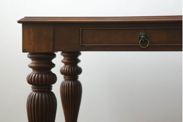 中古　美品　激レアモデル　DREXEL HERITAGE(ドレクセルヘリテイジ)　Covington Park Collection(コヴィントンパークコレクション)　マホガニー材　高級感溢れる佇まいが目を惹くレザートップデスク(テーブル、ワークデスク、平机、机、在宅用、在宅ワーク用)(R-075576)