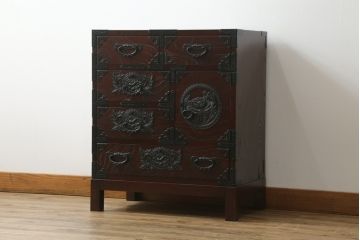 中古　美品　欅産業　漆塗りの美しい木目に黒々した牡丹金具が目を引く仙台民芸小箪笥 (仙台箪笥、整理たんす、収納タンス、サイドチェスト、引き出し)(定価約37万円)(R-075579)