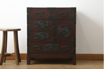 中古　美品　欅産業　漆塗りの美しい木目に黒々した牡丹金具が目を引く仙台民芸小箪笥 (仙台箪笥、整理たんす、収納タンス、サイドチェスト、引き出し)(定価約37万円)(R-075579)