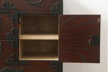 中古　美品　欅産業　漆塗りの美しい木目に黒々した牡丹金具が目を引く仙台民芸小箪笥 (仙台箪笥、整理たんす、収納タンス、サイドチェスト、引き出し)(定価約37万円)(R-075579)