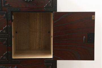 中古　美品　欅産業　漆塗りの美しい木目に黒々した牡丹金具が目を引く仙台民芸小箪笥 (仙台箪笥、整理たんす、収納タンス、サイドチェスト、引き出し)(定価約37万円)(R-075579)
