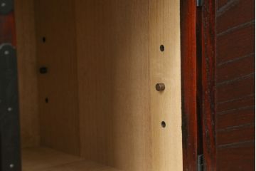 中古　美品　欅産業　漆塗りの美しい木目に黒々した牡丹金具が目を引く仙台民芸小箪笥 (仙台箪笥、整理たんす、収納タンス、サイドチェスト、引き出し)(定価約37万円)(R-075579)