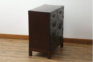 中古　美品　欅産業　漆塗りの美しい木目に黒々した牡丹金具が目を引く仙台民芸小箪笥 (仙台箪笥、整理たんす、収納タンス、サイドチェスト、引き出し)(定価約37万円)(R-075579)