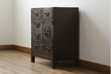中古　美品　欅産業　漆塗りの美しい木目に黒々した牡丹金具が目を引く仙台民芸小箪笥 (仙台箪笥、整理たんす、収納タンス、サイドチェスト、引き出し)(定価約37万円)(R-075579)