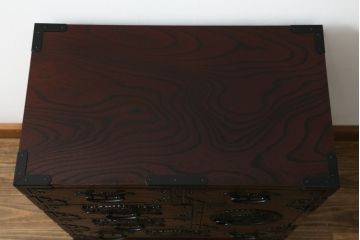 中古　美品　欅産業　漆塗りの美しい木目に黒々した牡丹金具が目を引く仙台民芸小箪笥 (仙台箪笥、整理たんす、収納タンス、サイドチェスト、引き出し)(定価約37万円)(R-075579)