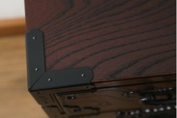 中古　美品　欅産業　漆塗りの美しい木目に黒々した牡丹金具が目を引く仙台民芸小箪笥 (仙台箪笥、整理たんす、収納タンス、サイドチェスト、引き出し)(定価約37万円)(R-075579)