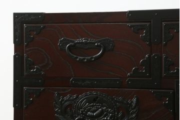 中古　美品　欅産業　漆塗りの美しい木目に黒々した牡丹金具が目を引く仙台民芸小箪笥 (仙台箪笥、整理たんす、収納タンス、サイドチェスト、引き出し)(定価約37万円)(R-075579)