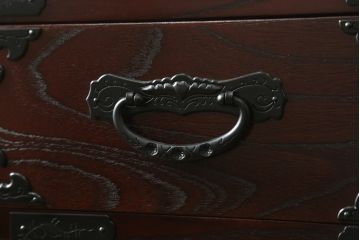 中古　美品　欅産業　漆塗りの美しい木目に黒々した牡丹金具が目を引く仙台民芸小箪笥 (仙台箪笥、整理たんす、収納タンス、サイドチェスト、引き出し)(定価約37万円)(R-075579)