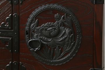 中古　美品　欅産業　漆塗りの美しい木目に黒々した牡丹金具が目を引く仙台民芸小箪笥 (仙台箪笥、整理たんす、収納タンス、サイドチェスト、引き出し)(定価約37万円)(R-075579)