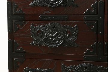 中古　美品　欅産業　漆塗りの美しい木目に黒々した牡丹金具が目を引く仙台民芸小箪笥 (仙台箪笥、整理たんす、収納タンス、サイドチェスト、引き出し)(定価約37万円)(R-075579)