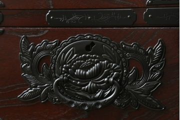 中古　美品　欅産業　漆塗りの美しい木目に黒々した牡丹金具が目を引く仙台民芸小箪笥 (仙台箪笥、整理たんす、収納タンス、サイドチェスト、引き出し)(定価約37万円)(R-075579)