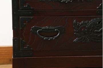 中古　美品　欅産業　漆塗りの美しい木目に黒々した牡丹金具が目を引く仙台民芸小箪笥 (仙台箪笥、整理たんす、収納タンス、サイドチェスト、引き出し)(定価約37万円)(R-075579)
