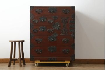 和製ビンテージ　高級品!!　三方欅(ケヤキ)材　凝った手打ち金具と赤みを帯びた木の色味が上質な雰囲気を醸し出す和箪笥(整理箪笥、収納たんす、引き出し、ヴィンテージ)(R-075582)