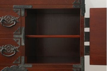 和製ビンテージ　高級品!!　三方欅(ケヤキ)材　凝った手打ち金具と赤みを帯びた木の色味が上質な雰囲気を醸し出す和箪笥(整理箪笥、収納たんす、引き出し、ヴィンテージ)(R-075582)
