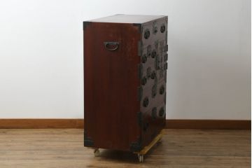 和製ビンテージ　高級品!!　三方欅(ケヤキ)材　凝った手打ち金具と赤みを帯びた木の色味が上質な雰囲気を醸し出す和箪笥(整理箪笥、収納たんす、引き出し、ヴィンテージ)(R-075582)