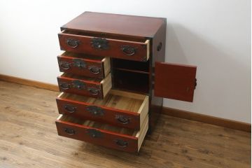 和製ビンテージ　高級品!!　三方欅(ケヤキ)材　凝った手打ち金具と赤みを帯びた木の色味が上質な雰囲気を醸し出す和箪笥(整理箪笥、収納たんす、引き出し、ヴィンテージ)(R-075582)