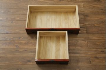 和製ビンテージ　高級品!!　三方欅(ケヤキ)材　凝った手打ち金具と赤みを帯びた木の色味が上質な雰囲気を醸し出す和箪笥(整理箪笥、収納たんす、引き出し、ヴィンテージ)(R-075582)